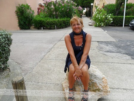 photo de jeune salope en mini jupe qui pisse